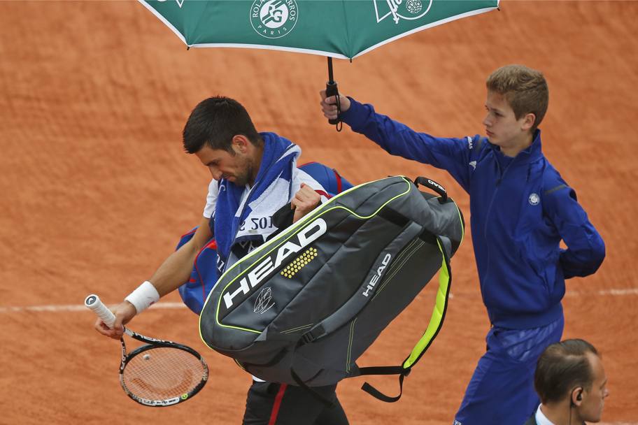 Djokovic lascia il campo a causa della pioggia. (Ap)